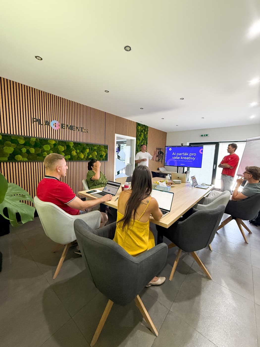 Účastníci workshopu u stolu s notebooky v kanceláři PLACEMENT.cz v Ostravě