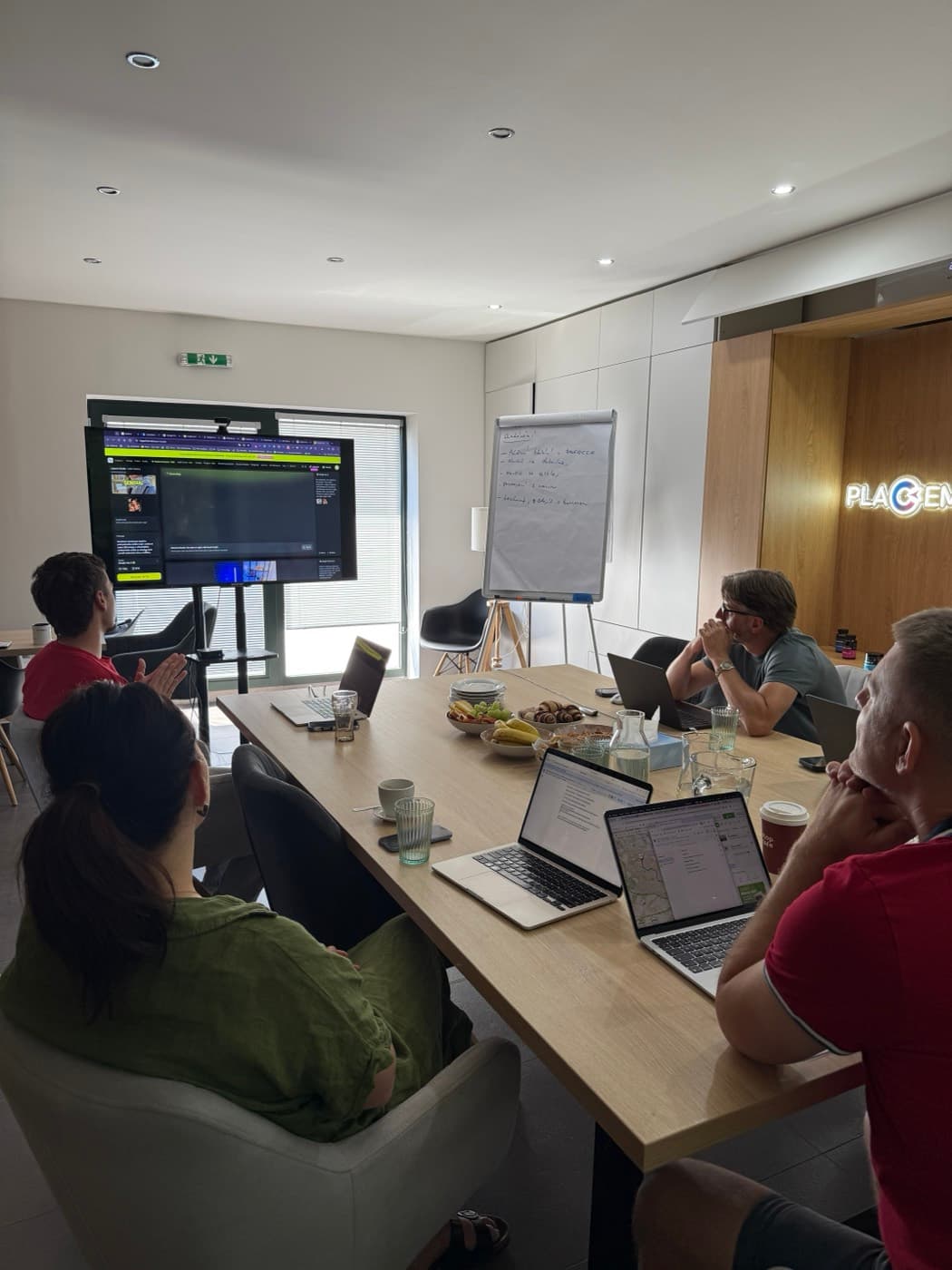 Účastníci sledují ukázku na velké obrazovce během workshopu